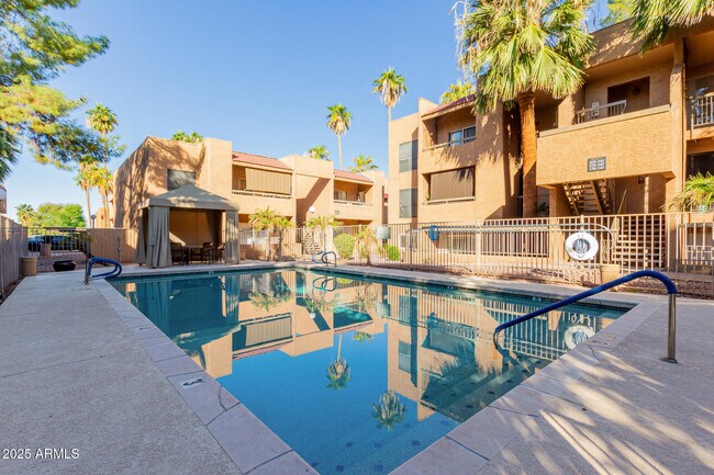 Building Photo - 2625 E Indian School Rd