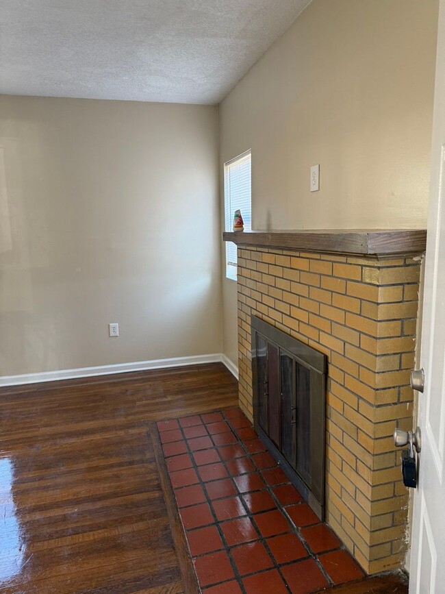 Building Photo - Newly Available 2 Bedroom 1 Bathroom Duple...