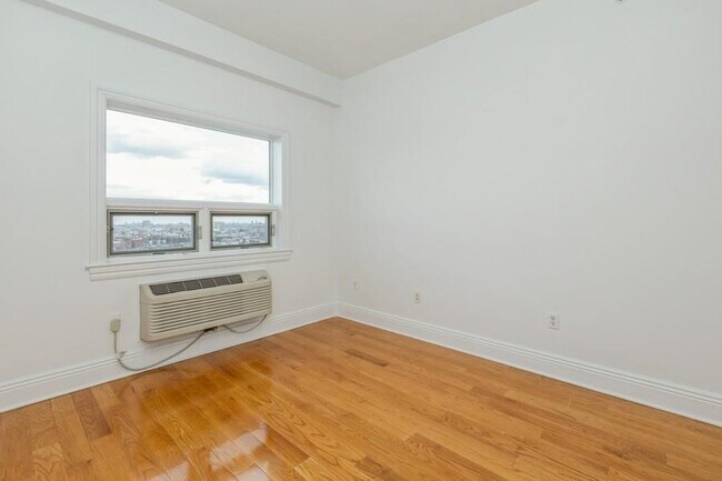 Building Photo - 809-815 22nd St