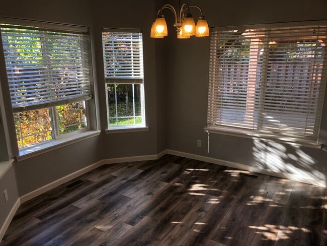 Building Photo - 2687 NW Oak Ridge Dr