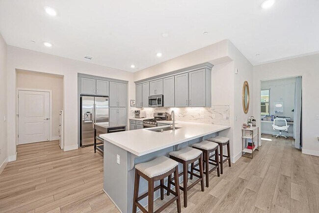 Building Photo - 2 Bed 2 Bath (plus a den) Gala Condo