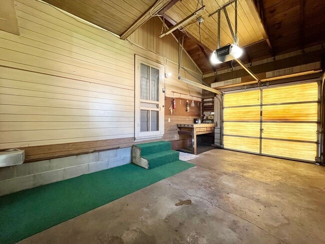 Building Photo - 2 Bed 1 Bath House with Garage