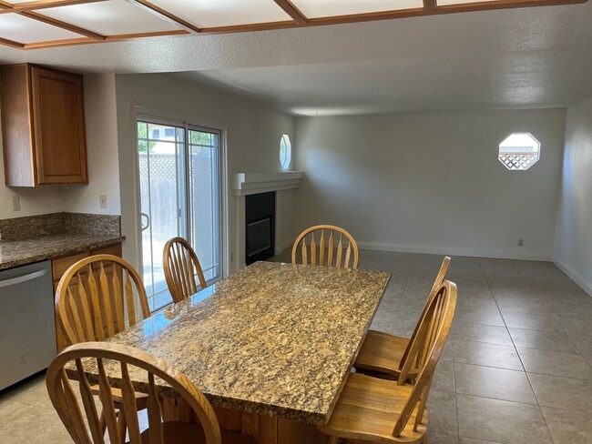 Building Photo - 9240 Foxwood Dr