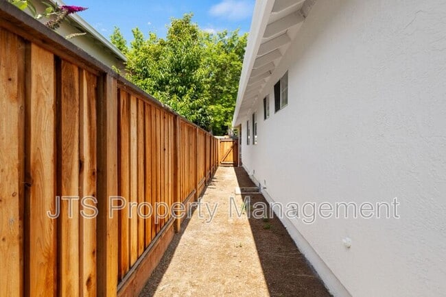 Building Photo - 7723 River Landing Dr