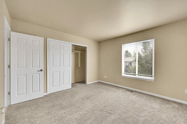 Building Photo - $2,095, 3 bed, 2 bath, located in Colorado...