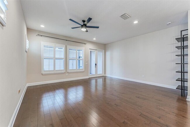 Building Photo - 213 S Westland Ave