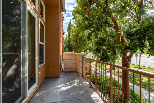 Building Photo - EXQUISITELY LOCATED TOWNHOME PRIVATE SETTING | MANY UPGRADES