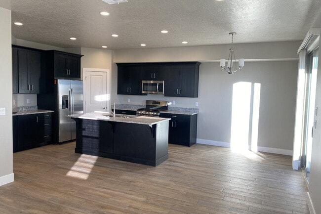 Building Photo - "Spacious 4-Bed Townhouse Oasis with 2.5 Baths in Scenic Hurricane, UT!"