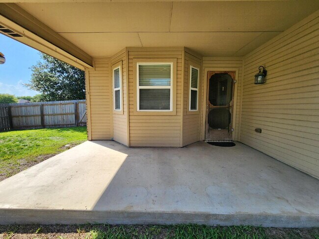 Building Photo - 4633 Stonehaven Dr