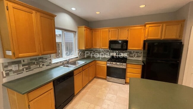 Building Photo - Inviting 3 BD | 2.5 BA Home w/ Massive Bac...