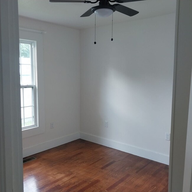 Building Photo - Cottage Style Dollhouse with $300/mo utility allowance!