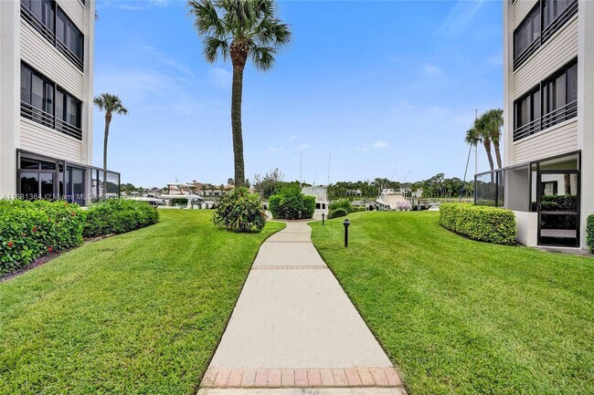 Building Photo - 925 Oak Harbour Dr