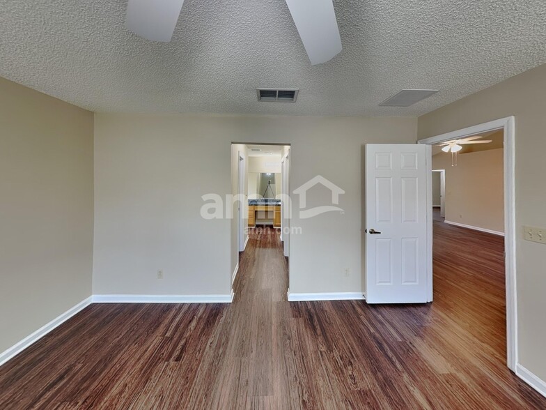 Building Photo - 11062 Gullwing Ct