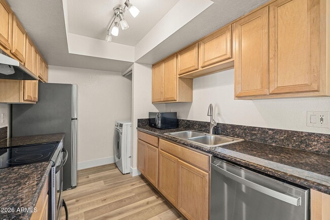 Building Photo - 740 W Elm St