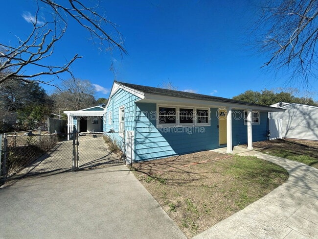 Building Photo - 1214 Hawthorne Cir