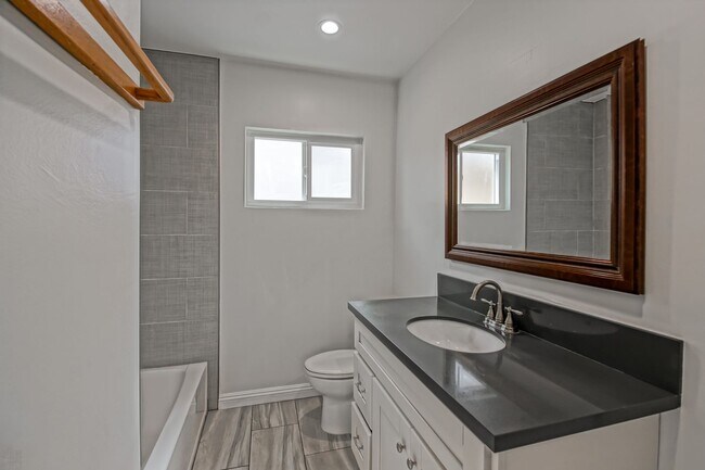 Building Photo - 11864 Manor Dr