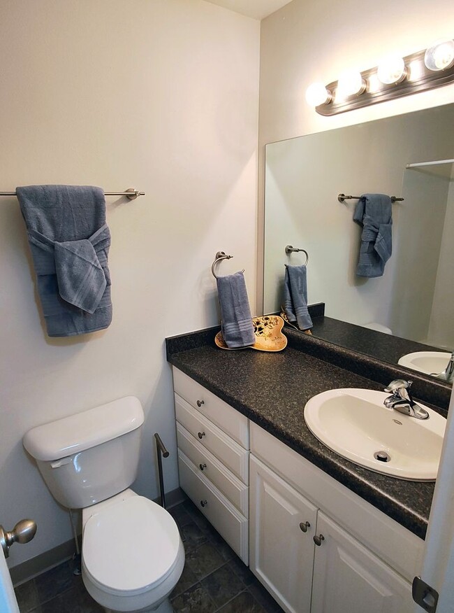 Building Photo - Great 3 Bd 2.5 Bath Townhome