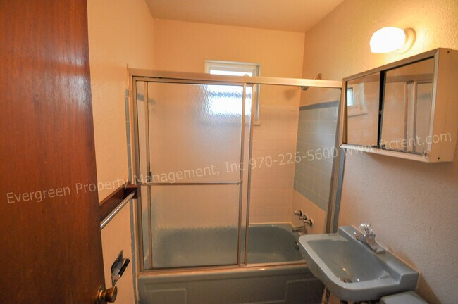 Building Photo - 927 James Ct