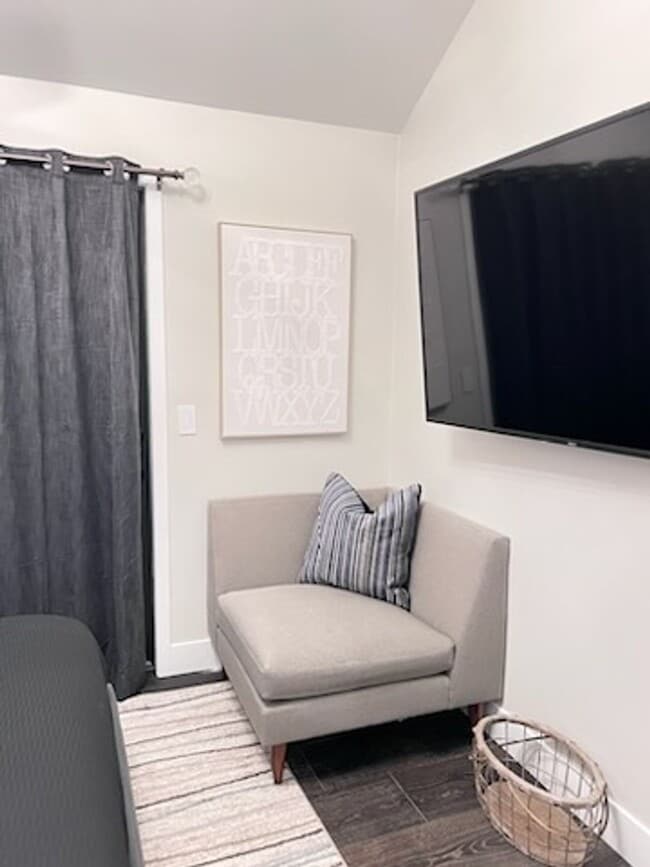 Building Photo - 2bd, 2ba Reno Bungalow in the Riverwalk Di...