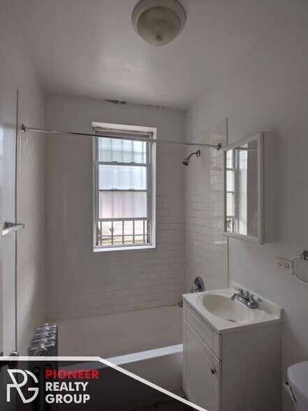 Building Photo - 2600 N Kimball Ave
