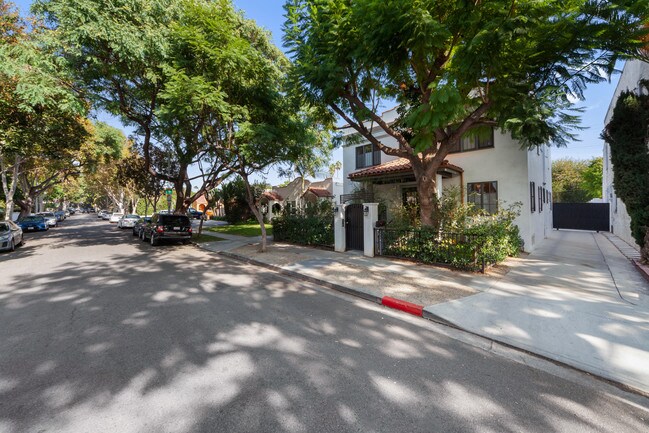 Front of Building Street View - 1120 Poinsettia Dr