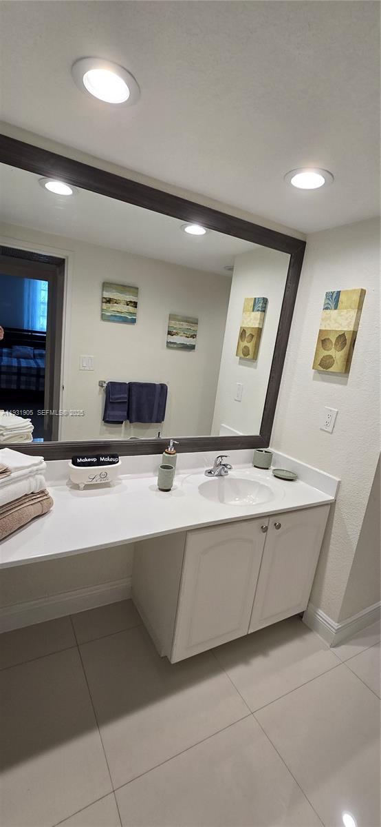 Building Photo - 4001 S Ocean Dr