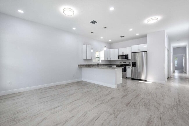 Building Photo - 2827 Saranac Ave