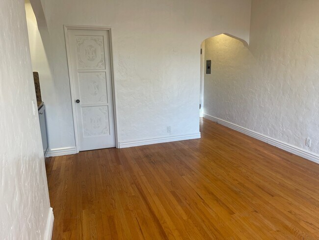 Building Photo - 152 S Peck Dr