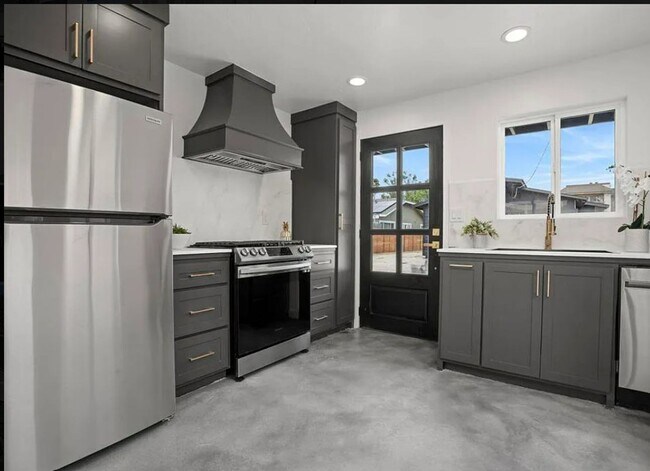 Building Photo - Swift