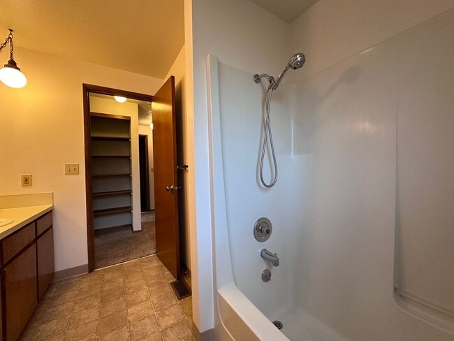 Building Photo - Charming 2 Bedroom Duplex with Spacious Yard in Gresham!