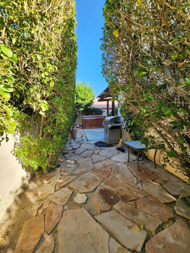 Building Photo - 54035 Avenida Martinez