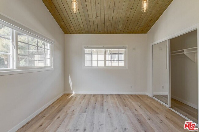 Building Photo - 853 S Bedford St