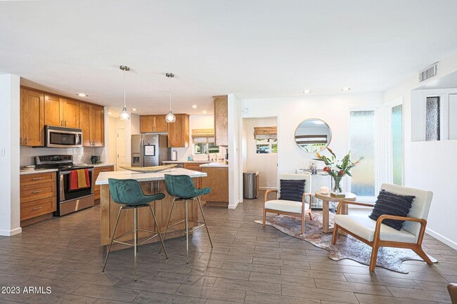 Building Photo - 421 Lila Cir