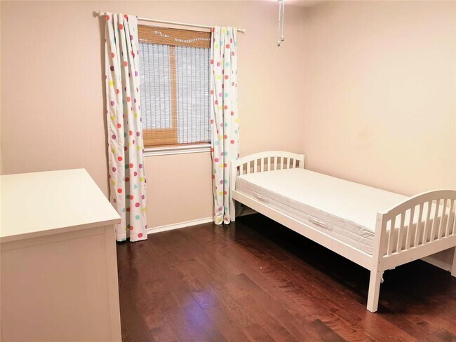 Building Photo - 17820 Park Valley Dr