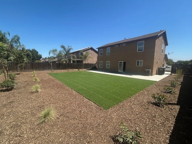 Building Photo - 3 bedroom 3 bathroom in SE Visalia coming ...