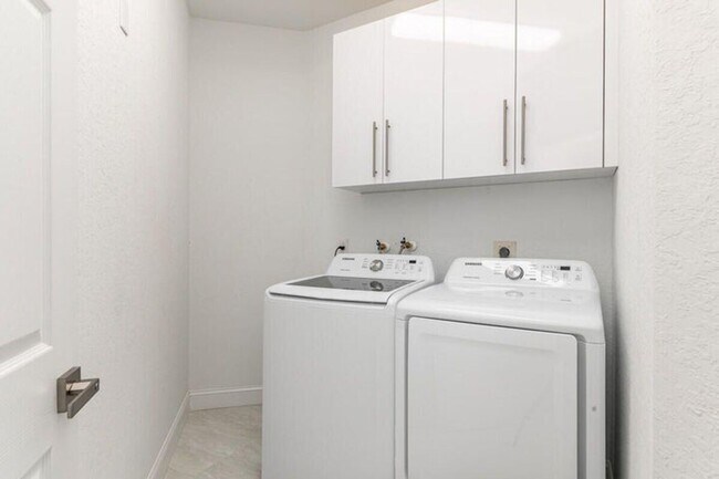 Building Photo - 10879 Handel Pl