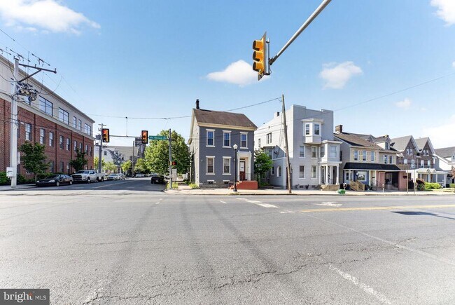 Building Photo - 401 W Broad St