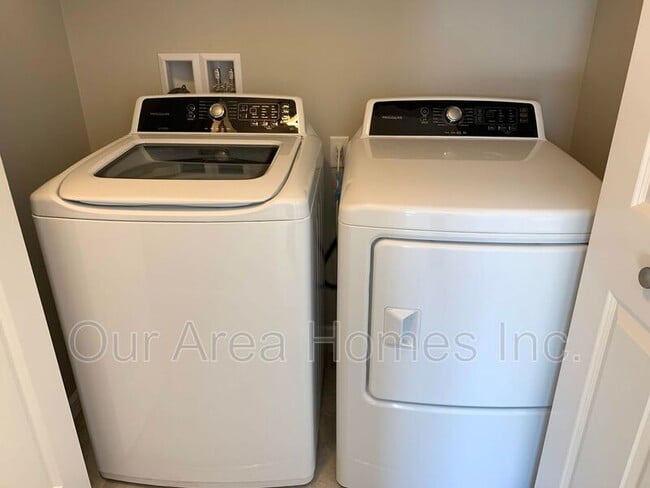 Building Photo - 591 William St