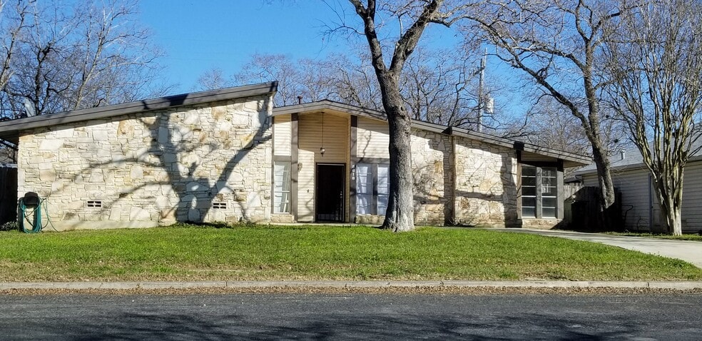 Single Family Home - 5618 Crater Lake Dr