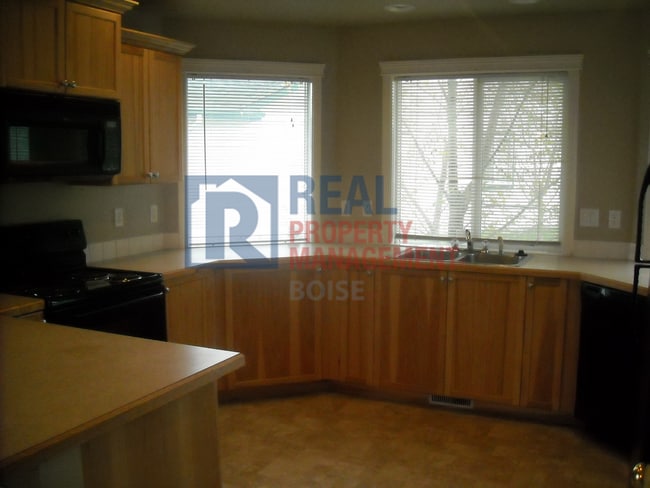 Building Photo - Move In Ready 3 Bedroom Single-Family Home...