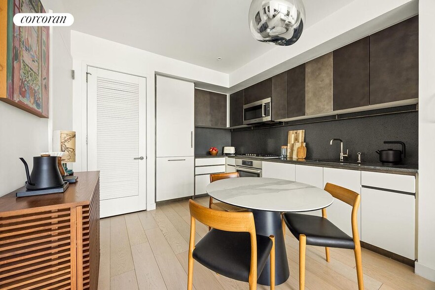 Building Photo - 11 Hoyt St