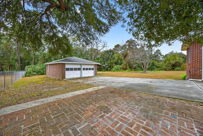 Building Photo - AVAILABLE NOW! ALL-BRICK RANCH IN WEST COLUMBIA!