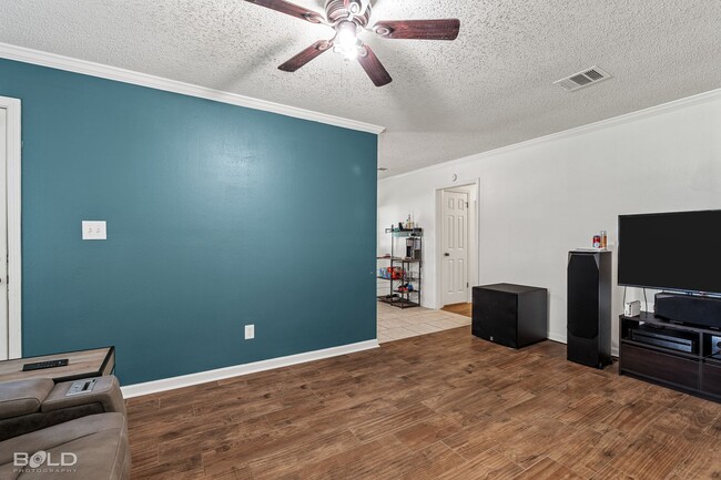 Building Photo - Check out this 3 bed 1 in Haughton