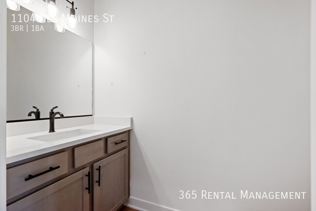 Building Photo - 1104 SW Des Moines St
