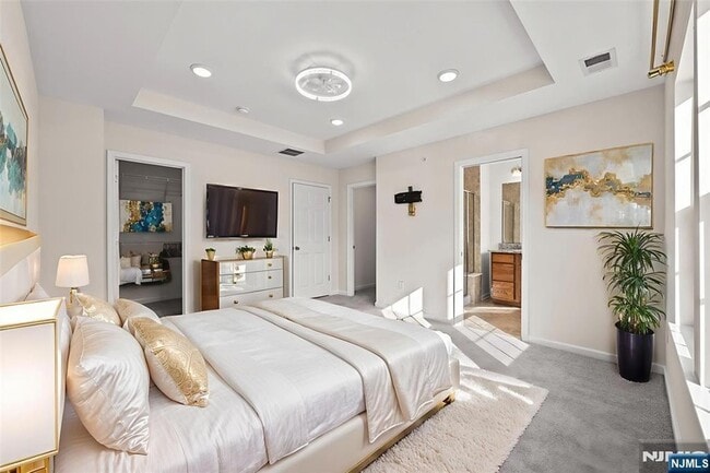 Building Photo - 9 Landmark Ln