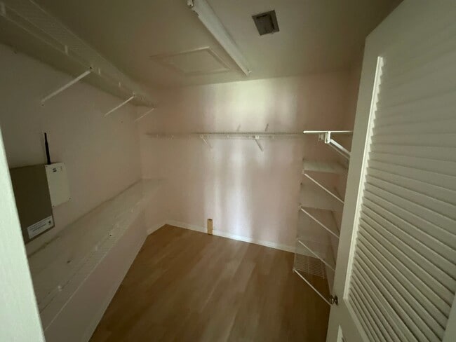 Building Photo - 4050 Linwood Dr