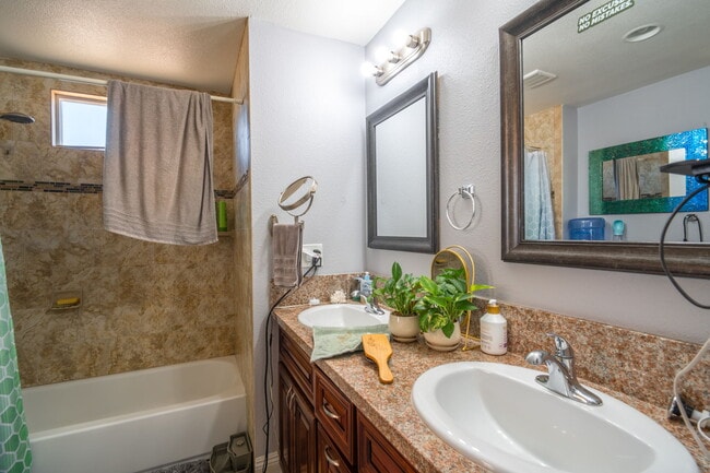 Master bath - 2703 Gates Ave