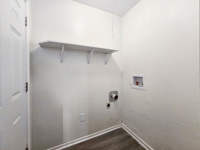 Building Photo - 601 Brookfield Dr