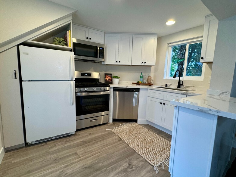 Building Photo - 31671 Seacove Dr