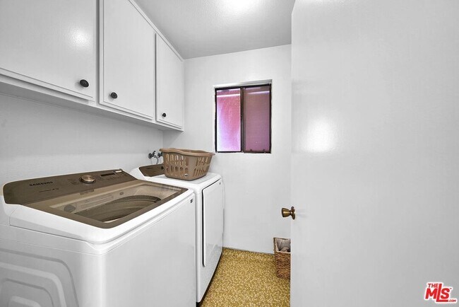Building Photo - 421 S Van Ness Ave